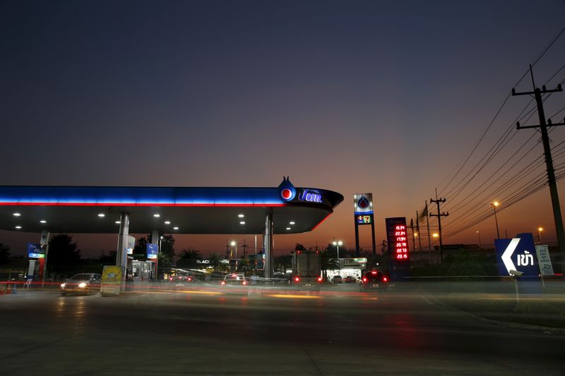 &copy; Reuters. FILE PHOTO: Cars stop at a PTT Public Company Limited's gas station in Bangkok, Thailand, January 28, 2016. REUTERS/Athit Perawongmetha 