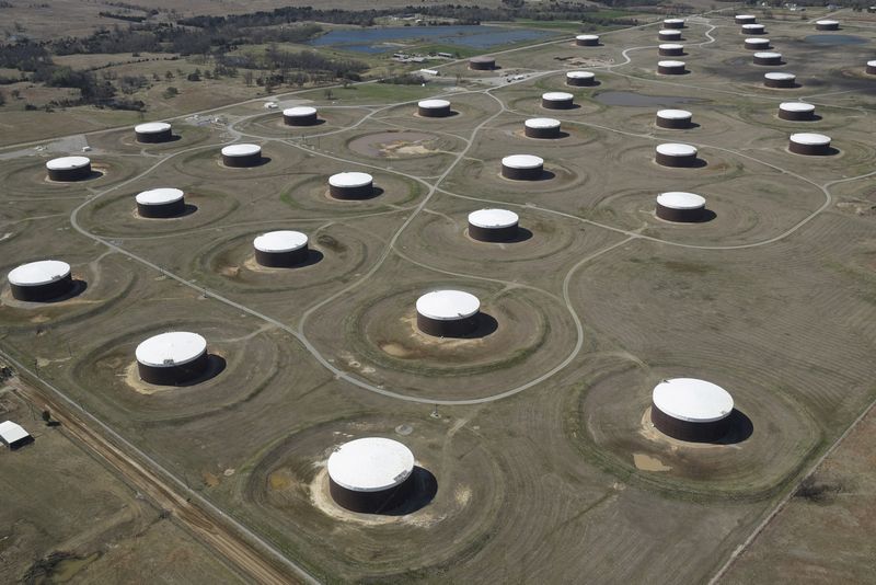 © Reuters. FILE PHOTO: Crude oil storage tanks are seen from above at the Cushing oil hub, in Cushing, Oklahoma, March 24, 2016. Picture taken March 24, 2016.  REUTERS/Nick Oxford