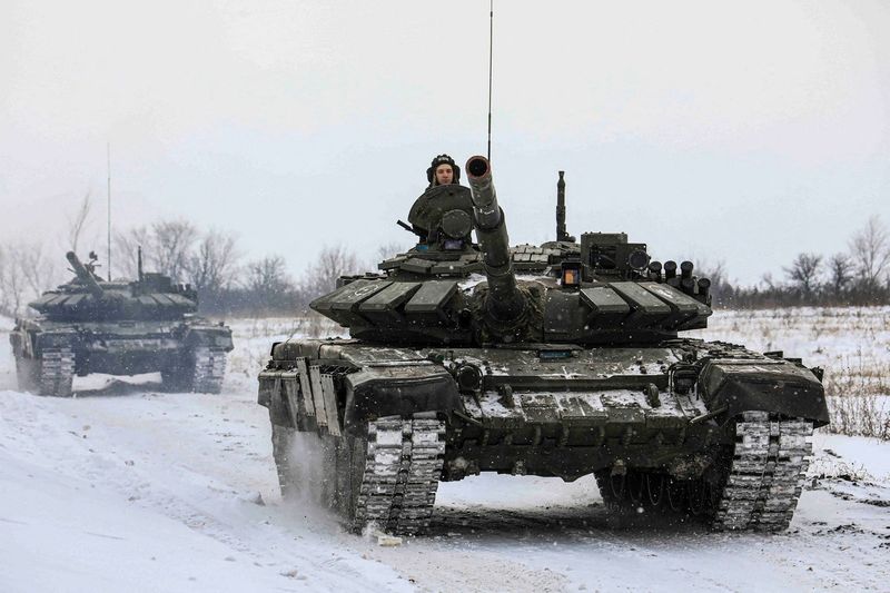&copy; Reuters. FOTO DE ARCHIVO: Militares rusos conducen tanques durante unos ejercicios militares en la región de Leningrado, Rusia, en una imagen distribuida el 14 de febrero de 2022. REUTERS/Ministerio de Defensa ruso