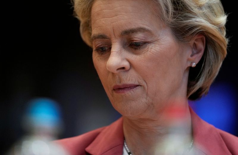 &copy; Reuters. FOTO DE ARCHIVO: La presidenta de la Comisión Europea, Ursula von der Leyen, asiste a una reunión del Colegio de Comisarios Europeos en Bruselas, Bélgica, 2 de febrero de 2022. REUTERS/Virginia Mayo