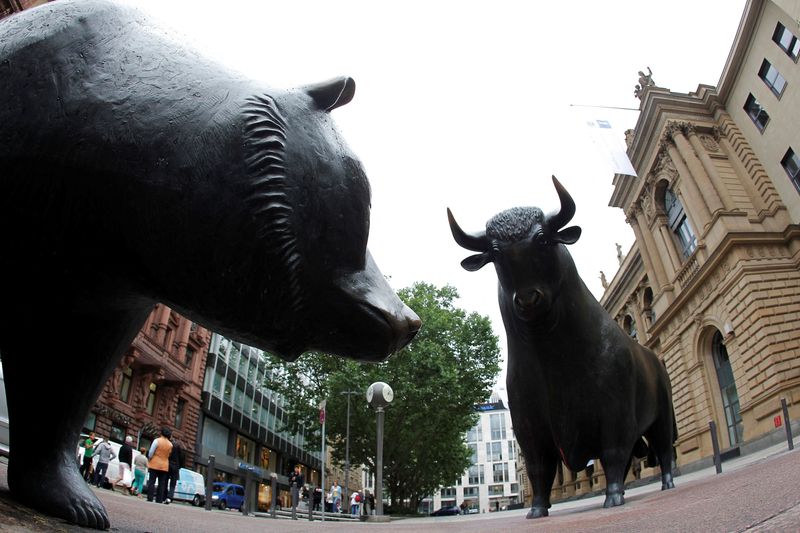 &copy; Reuters. FILE PHOTO: Bull and bear statues stand outside Frankfurt's stock exchange July 2, 2012. Picture taken with a fish-eye lens.  REUTERS/Alex Domanski