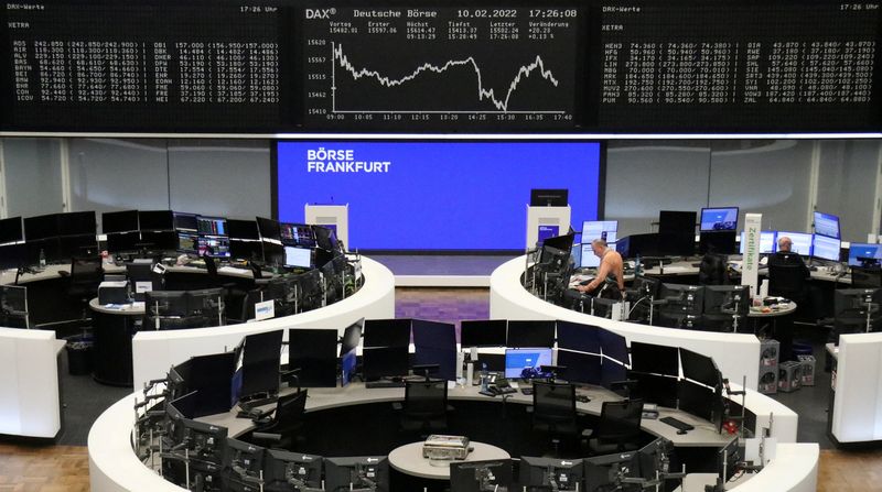 &copy; Reuters. 独欧州経済センター（ＺＥＷ）が１５日発表した２月のドイツ景気期待指数は５４．３で前月の５１．７から上昇した。フランクフルト証券取引所で１０日撮影。（２０２２年　ロイター）