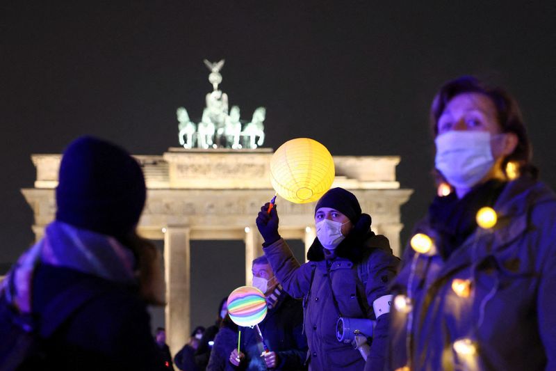 &copy; Reuters. FILE PHOTO: Demonstrators protest against government measures to curb the spread of the coronavirus disease (COVID-19) in Berlin, Germany, January 24, 2022. REUTERS/Christian Mang
