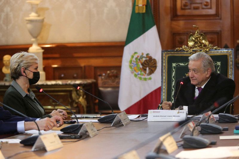&copy; Reuters. FILE PHOTO: Mexican President Andres Manuel Lopez Obrador meets with U.S. Energy Secretary Jennifer Granholm at the National Palace in Mexico City, Mexico, Jan. 20, 2022. Mexico's Presidency/Handout via REUTERS 