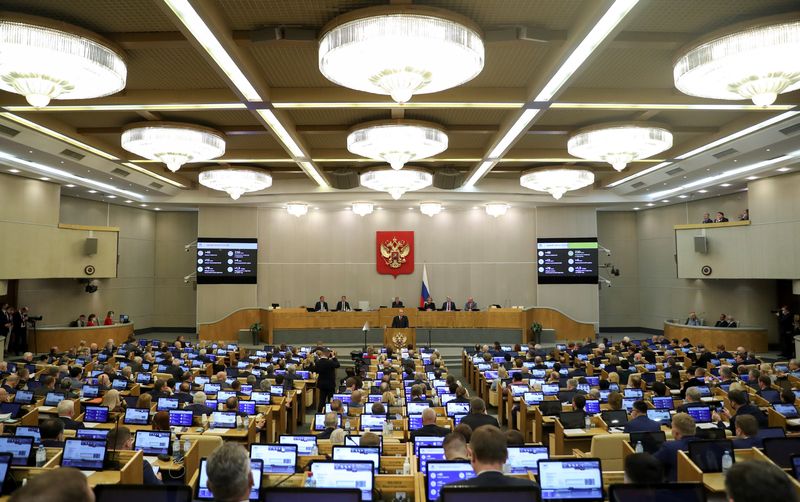 &copy; Reuters. FOTO DE ARCHIVO: Parlamentarios rusos asisten a una sesión de la Duma Estatal, la cámara baja del Parlamento, en Moscú, Rusia, 12 de mayo de 2021. REUTERS/Evgenia Novozhenina/File Photo