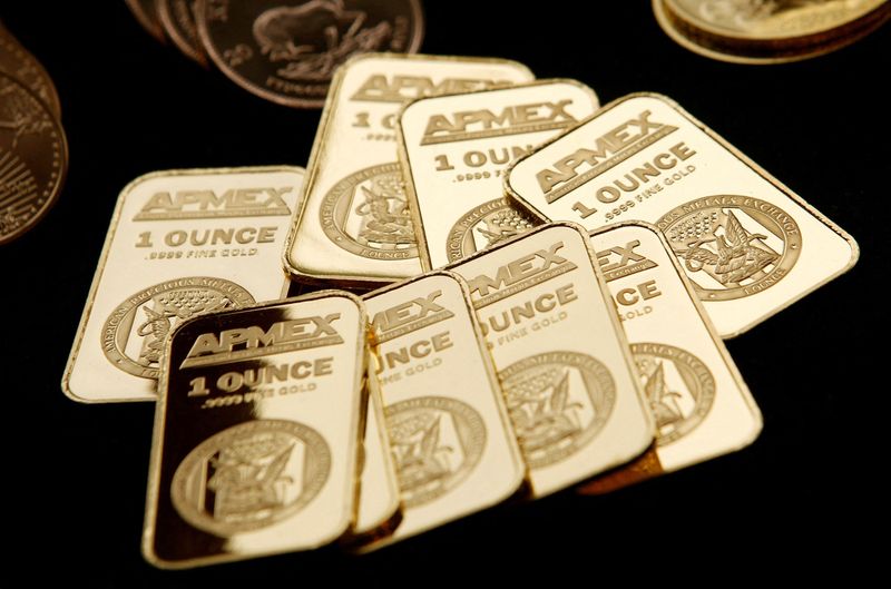 &copy; Reuters. FILE PHOTO: Gold Bullion from the American Precious Metals Exchange (APMEX) is seen in this picture taken in New York, September 15, 2011. REUTERS/Mike Segar