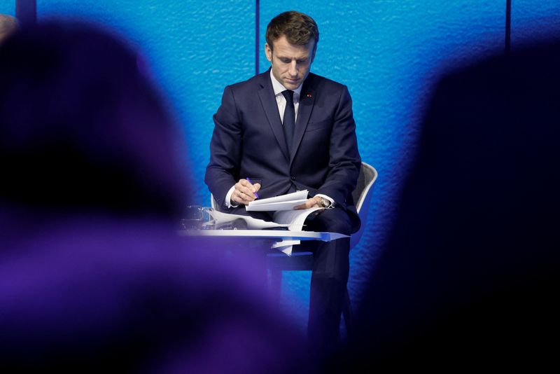 &copy; Reuters. Le président Emmanuel Macron participera mercredi soir à une réunion sur l'engagement militaire international au Mali avec les partenaires de la France, a dit mardi le porte-parole du gouvernement, Gabriel Attal. /Photo prise le 11 février 2022/REUTER