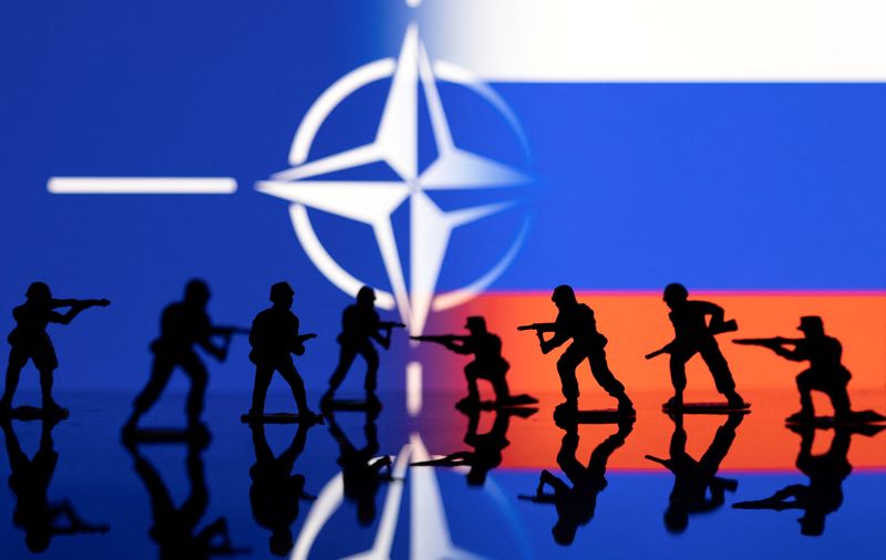 &copy; Reuters. Figuras de soldados del ejército se muestran delante del logotipo de la OTAN y el fondo de colores de la bandera rusa en esta ilustración tomada, el 13 de febrero de 2022. REUTERS/Dado Ruvic/Ilustración
