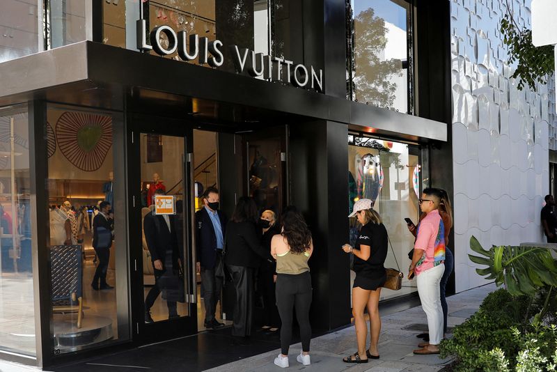&copy; Reuters. Louis Vuitton, première marque de mode de LVMH , augmentera mercredi ses prix dans le monde entier en raison de la hausse des coûts de fabrication et de transport, a déclaré à Reuters une porte-parole du groupe de luxe français en Chine. /Photo d'ar