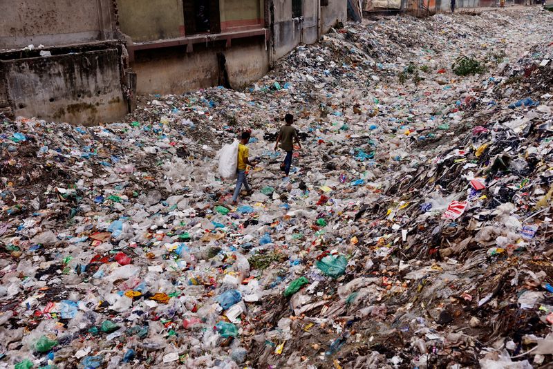 &copy; Reuters. Crianças recolhem material plástico em Dhaka, Bangladesh
24/01/2022 REUTERS/Mohammad Ponir Hossain