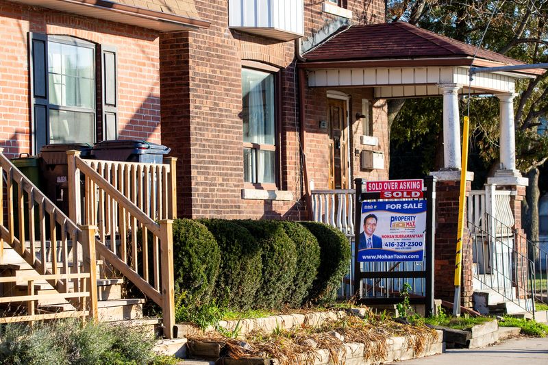 &copy; Reuters. FILE PHOTO: A for sale sign is displayed outside a home in Toronto, Ontario in Toronto, Ontario, Canada December 13, 2021.  REUTERS/Carlos Osorio