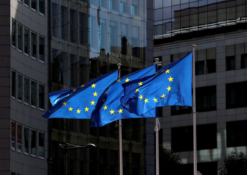 &copy; Reuters. FOTO DE ARCHIVO: Banderas de la Unión Europea frente a la sede de la Comisión Europea en Bruselas, Bélgica, 21 de agosto de 2020. REUTERS/Yves Herman//File Photo - RC2QVL98Q9DY