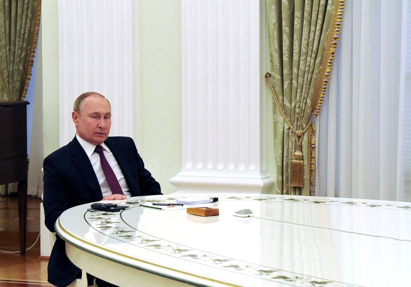 © Reuters. Russian President Vladimir Putin attends a meeting with German Chancellor Olaf Scholz in Moscow, Russia February 15, 2022. Sputnik/Mikhail Klimentyev/Kremlin via REUTERS