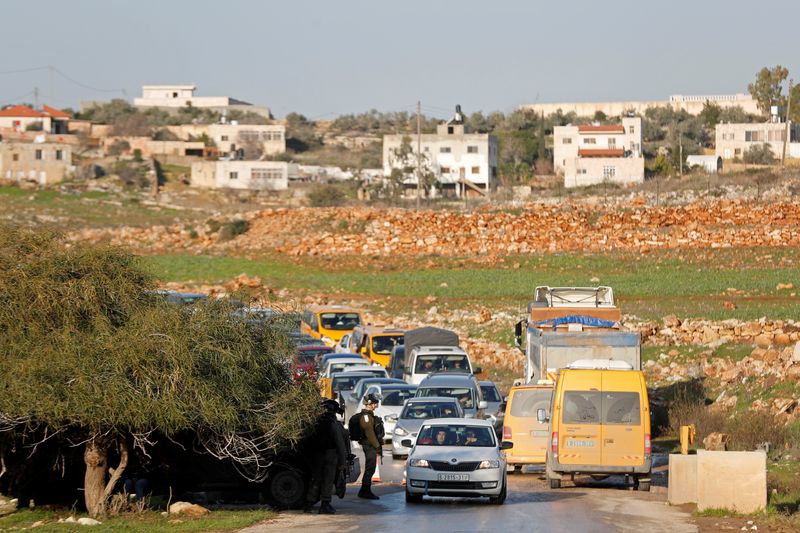 &copy; Reuters. جنود إسرائيليون عند مدخل قرية النبي صالح في الضفة الغربية يوم 13 فبراير شباط 2020. رويترز