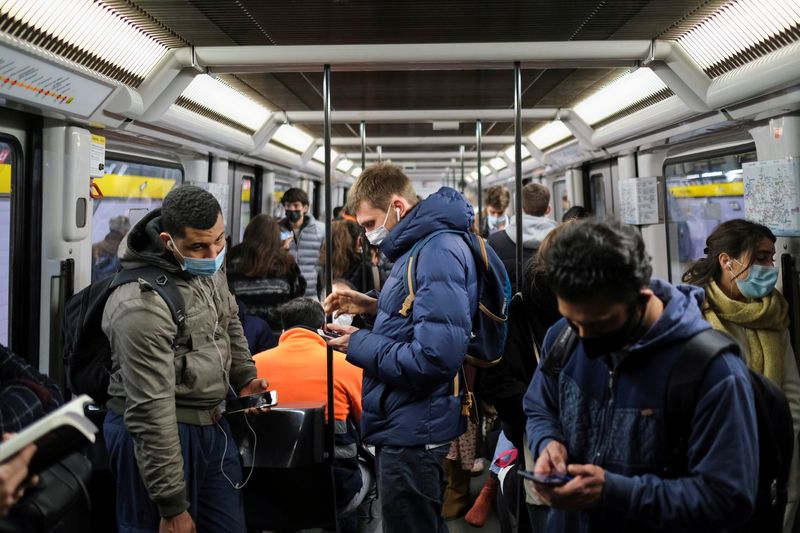 &copy; Reuters. FOTO DE ARCHIVO: Un metro durante la epidemia del COVID-19 en Barcelona, España, 12 de enero de 2022. REUTERS/Nacho Doce