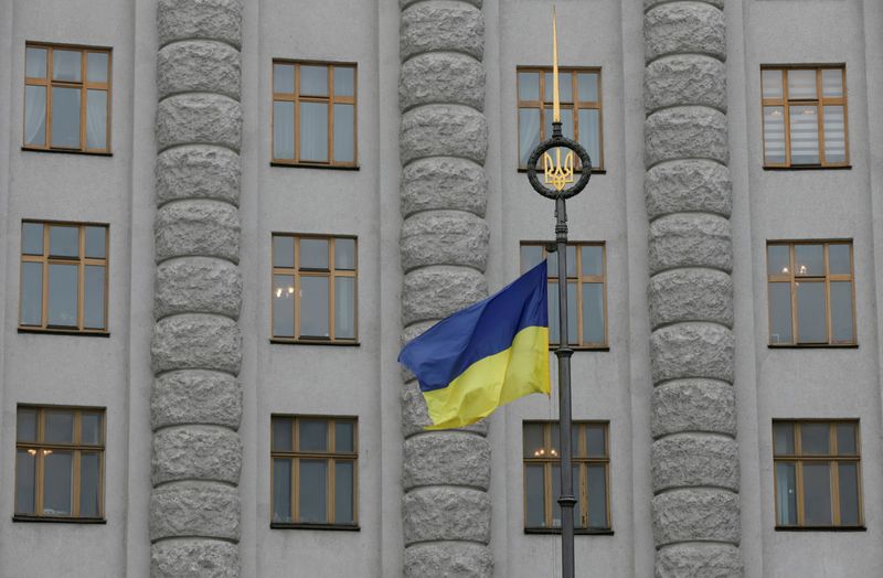 &copy; Reuters. علم أوكرانيا في ساحة عامة أمام مقر الحكومة بوسط العاصمة كييف. رويترز