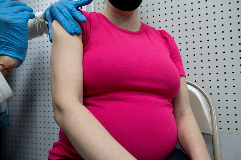 &copy; Reuters. FILE PHOTO: A pregnant woman receives a vaccine for the coronavirus disease (COVID-19) at Skippack Pharmacy in Schwenksville, Pennsylvania, U.S., February 11, 2021.  REUTERS/Hannah Beier