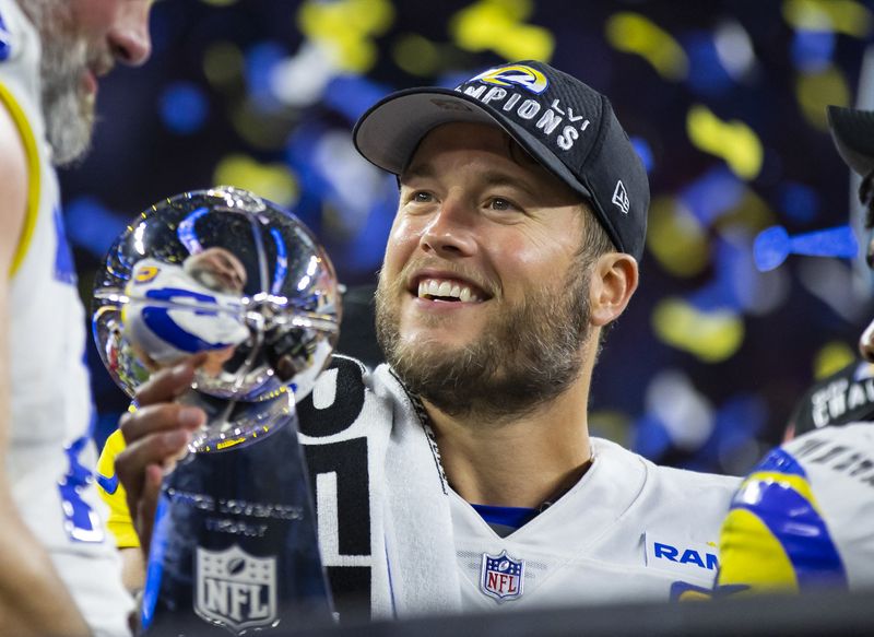 &copy; Reuters. Matthew Sttaford, quarterback do Los Angeles Rams, comemora com o Troféu Lombardi após vencer o Super Bowl
13/02/2022 Mark J. Rebilas-USA TODAY Sports