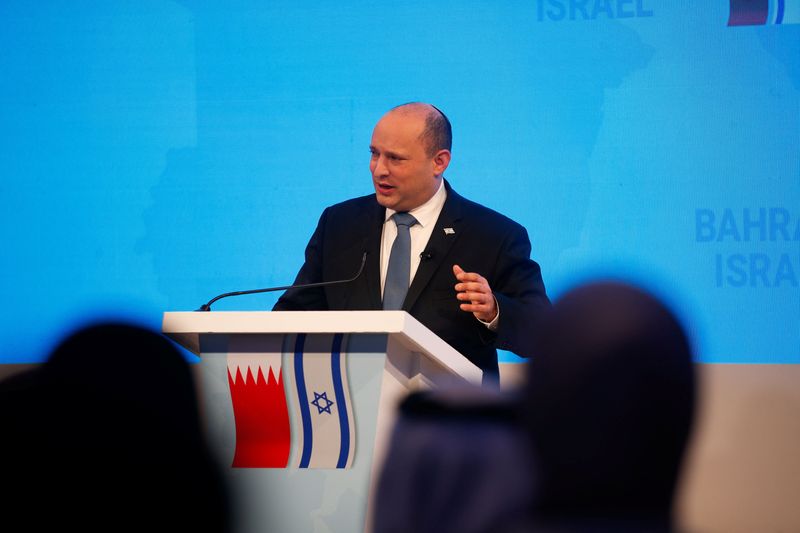 © Reuters. رئيس الوزراء الإسرائيلي نفتالي بينيت يتحدث خلال اجتماع في المنامة يوم 15 فبراير شباط 2022. رويترز