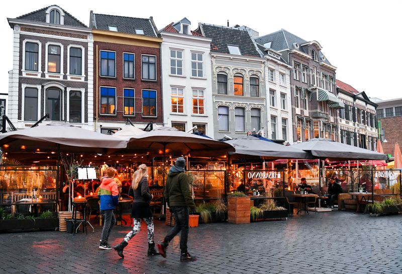 &copy; Reuters. FILE PHOTO: A view of a street of restaurants and bars in Nijmegen, Netherlands, January 26, 2022. REUTERS/Piroschka van de Wouw