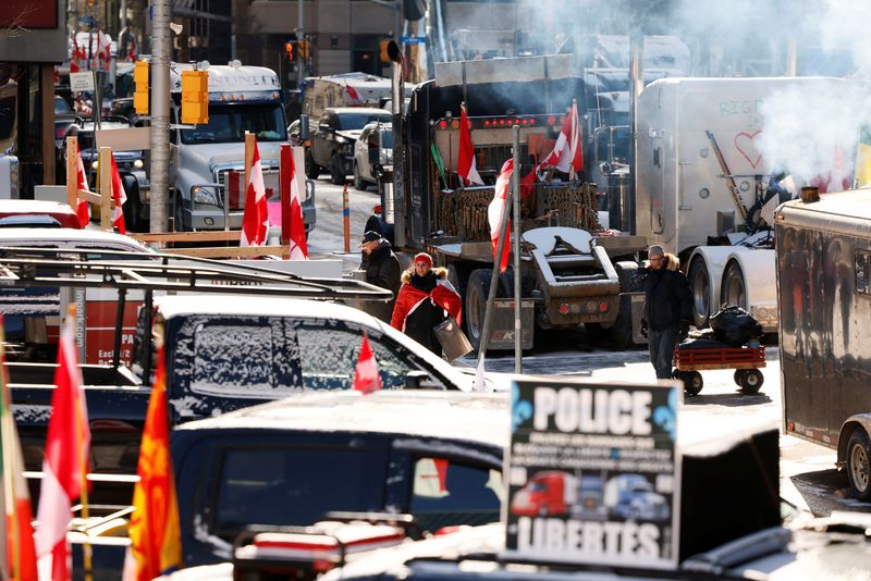 © Reuters. Vehicles and demonstrators continue to clog downtown streets as truckers and supporters continue to protest coronavirus disease (COVID-19) vaccine mandates, in Ottawa, Ontario, Canada, February 15, 2022. REUTERS/Blair Gable