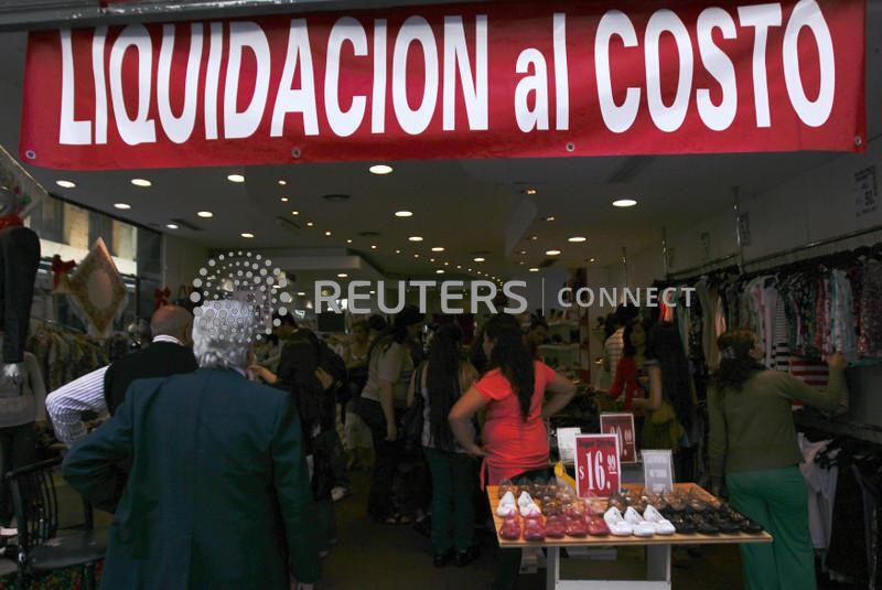 &copy; Reuters. Loja de roupas e sapatos em Buenos Aires, Argentina
13/12/2010
Reuters/Marcos Brindicci