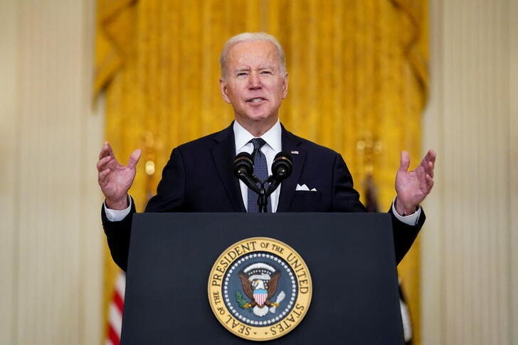 &copy; Reuters. El presidente de Estados Unidos, Joe Biden, habla sobre la situación en Rusia y Ucrania, en la Casa Blanca, Washington, EEUU, Febrero 15, 2022. REUTERS/Kevin Lamarque