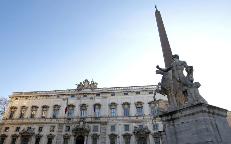 © Reuters. FILE PHOTO: The Palace of the Consulta (constitutional court palace) is seen in downtown Rome January 13, 2011. REUTERS/Max Rossi 