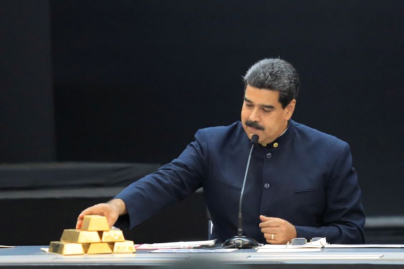 © Reuters. FILE PHOTO: Venezuela's President Nicolas Maduro touches a gold bar as he speaks during a meeting with the ministers responsible for the economic sector at Miraflores Palace in Caracas, Venezuela March 22, 2018. REUTERS/Marco Bello