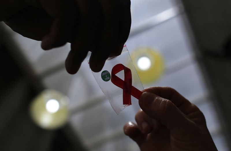 &copy; Reuters. Enfermeira entrega laço vermelho a mulher para marcar Dia Mundial de Combate à Aids no Hospital Emílio Ribas, em São Paulo
01/12/2014
REUTERS/Nacho Doce