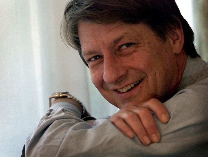 &copy; Reuters. FILE PHOTO: P.J. O'Rourke, the American satirist who made his name with acerbic dispatches from war zones around the world, poses in his room at London's Duke's Hotel, September 27, 2001./File Photo