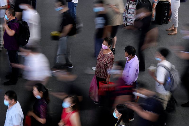 &copy; Reuters. 　中国東部の工業都市・蘇州では１６日、前日に続いて新型コロナウイルスの新規感染者が報告され、当局は幹線道路へのアクセスをさらに制限するとともに検査を強化している。蘇州で２