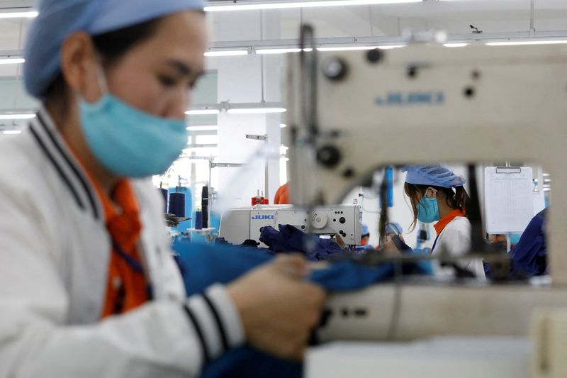 &copy; Reuters. FILE PHOTO: Labourers work at Hung Viet garment export factory in Hung Yen province, Vietnam December 30, 2020. REUTERS/Kham