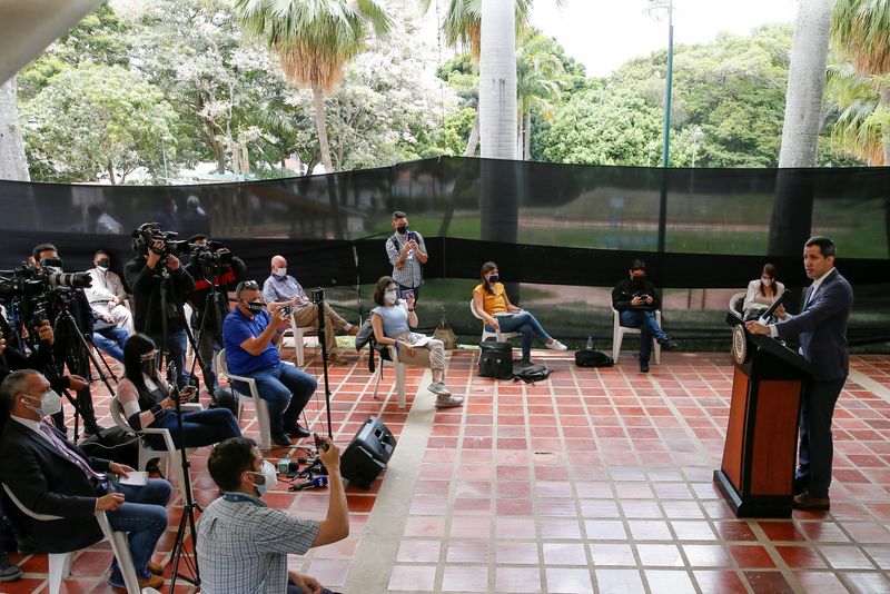&copy; Reuters. FOTO ARCHIVO  El líder opositor de Venezuela, Juan Guaidó, se dirige a los medios de comunicación en Caracas., Venezuela  9 abr, 2021. REUTERS/Manaure Quintero