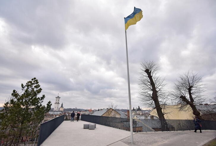 &copy; Reuters. The Ukrainian national flag is seen in central Lviv, Ukraine February 15, 2022. REUTERS/Pavlo Palamarchuk