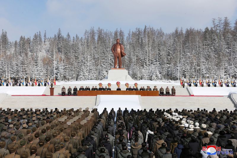 &copy; Reuters. الزعيم الكوري الشمالي كيم جونج أون لدى حضوره الاحتفال بذكرى ميلاد والده كيم جونج إيل أمام تمثاله في مدينة سامجيون يوم الثلاثاء في صورة نشرت