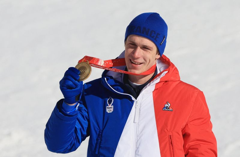 &copy; Reuters. Juegos Olímpicos de Pekín 2022 - Ceremonia de victoria - Esquí alpino - Eslalon masculino - Centro Nacional de Esquí Alpino, distrito de Yanqing, Pekín, China - 16 de febrero de 2022. El medallista de oro Clement Noel de Francia celebra en el podio d