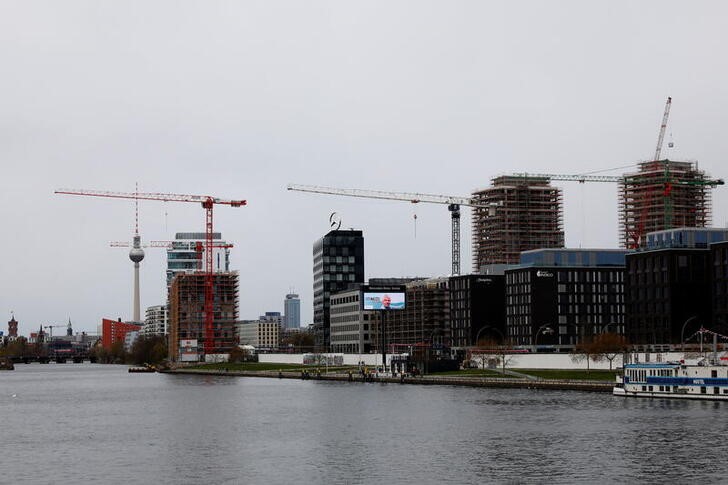 &copy; Reuters. 　欧州中央銀行（ＥＣＢ）の調査によると、ユーロ圏では昨年、住居費が急上昇した。写真はベルリンで建設中の集合住宅。昨年４月撮影（２０２２年　ロイター／Michele Tantussi）