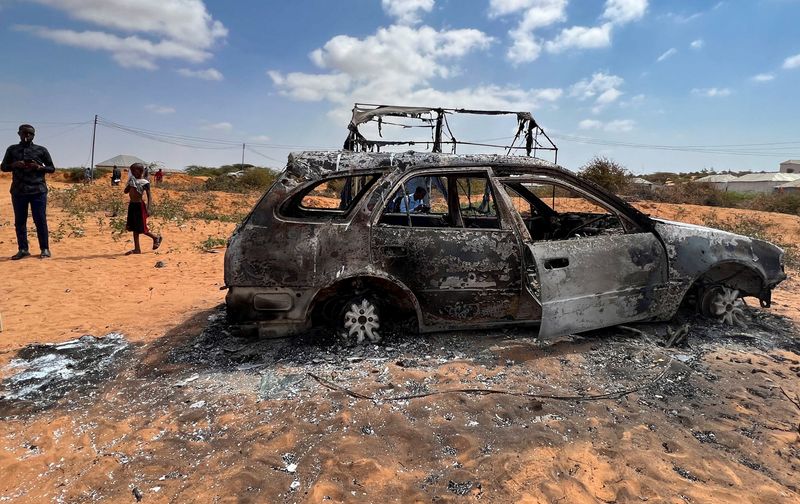 © Reuters. حطام سيارة احترقت في هجوم خلال الليل في مقديشو يوم الأربعاء. تصوير: فيصل عمر - رويترز