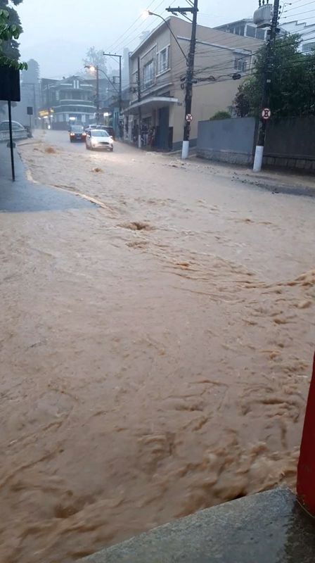 &copy; Reuters. Rua inundada após fortes chuvas em Petrópolis em imagem retirada de vídeo publicado em rede social
16/02/2022 @MoniqueDalcero/via REUTERS  