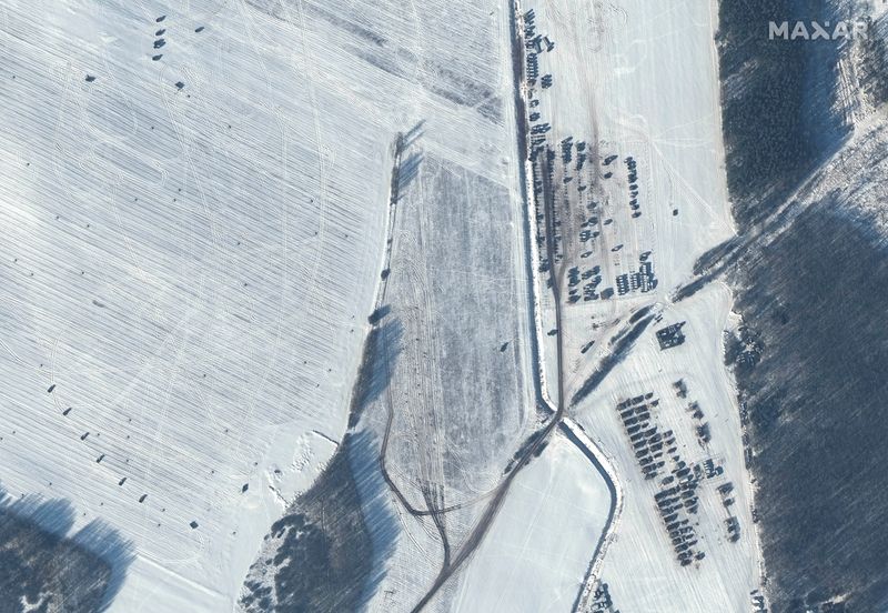 &copy; Reuters. صورة بالقمر الصناعي لمنطقة تضم قوات ومرأب حافلات وانتشار مدفعية في ريشيتسا في روسيا البيضاء بصورة التقطت يوم الرابع من فبراير شباط 2022. صورة 