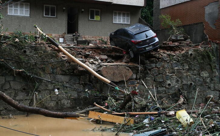 © Reuters. Fortes chuvas deixam ruas inundadas em Petrópolis 
16/02/2022 REUTERS/Ricardo Moraes