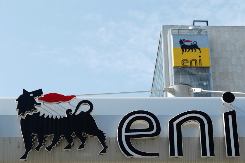 &copy; Reuters. Logo Eni presso una stazione di servizio nel quartiere Eur a Roma, con la sede centrale dell'azienda sullo sfondo. 30 settembre 2018 REUTERS/Alessandro Bianchi/File Photo