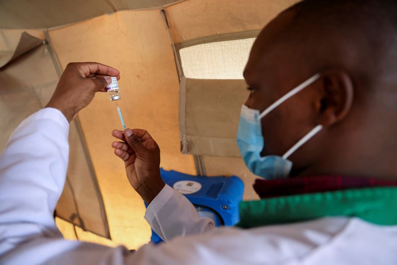&copy; Reuters. Profissional de saúde prepara dose de vacina da AstraZeneca contra Covid-19 para aplicação em Narok, no Quênia
01/12/2021 REUTERS/Baz Ratner