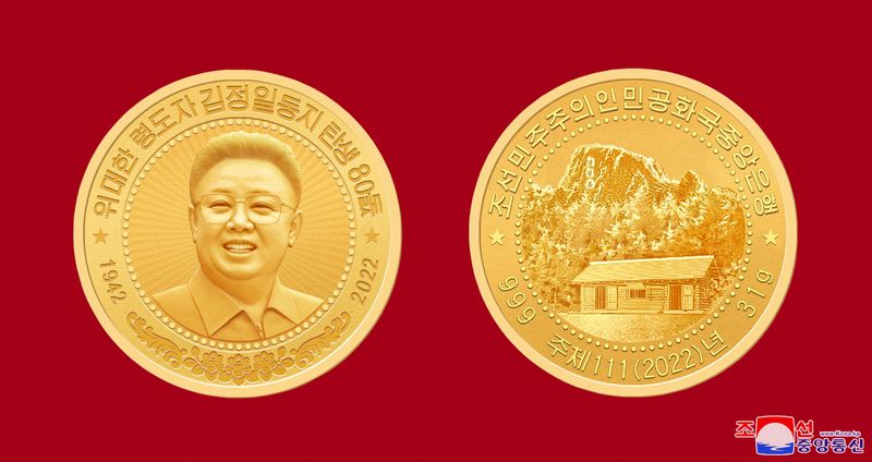 &copy; Reuters. Moeda de ouro em homenagem ao 80º aniversário do falecido líder norte-coreano Kim Jong Il
15/02/2022 KCNA via REUTERS