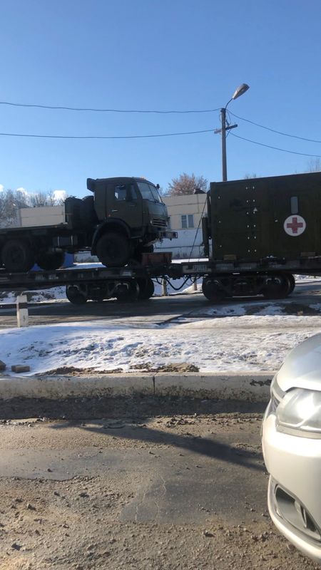 &copy; Reuters. قطار روسي يحمل معدات طبية ومركبات دعم بالقرب من الحدود الأوكرانية يوم 13 فبراير شباط 2022. صورة لرويترز من مقطع مصور على وسائل التواصل الاجتماع