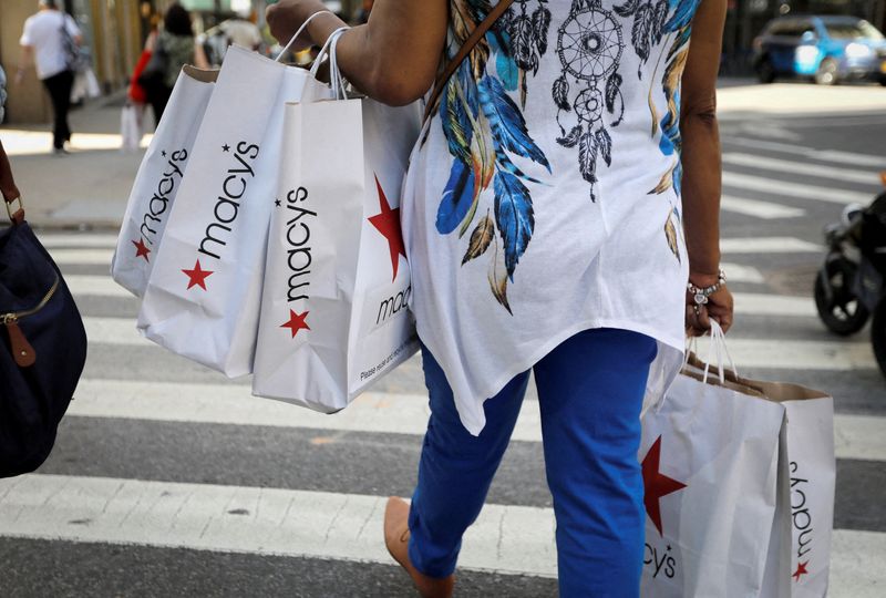 &copy; Reuters. Pedestre segura sacolas com compras em Manhattan, na cidade de Nova York
09/07/2020
REUTERS/Mike Segar