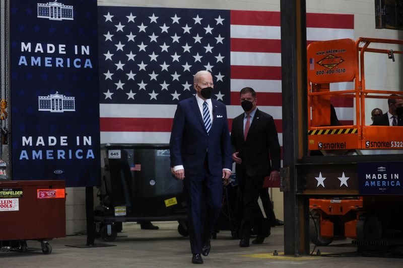 &copy; Reuters. FILE PHOTO: U.S. President Joe Biden arrives with U.S. Labor Secreatary Marty Walsh to speak and sign an executive order on federal construction project contracts and labor agreements during a visit to Ironworkers Local 5 in Upper Marlboro, Maryland, U.S.