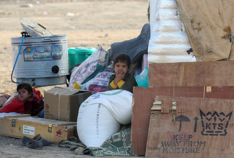 &copy; Reuters. أطفال نازحون بسبب القتال في اليمن داخل مخيم مؤقت خارج مأرب يوم 8 مارس آذار 2020. رويترز