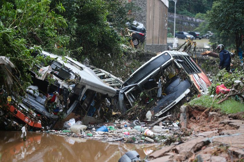 &copy; Reuters. Ônibus destruídos após temporal em Petrópolis
16/02/2022
REUTERS/Ricardo Moraes